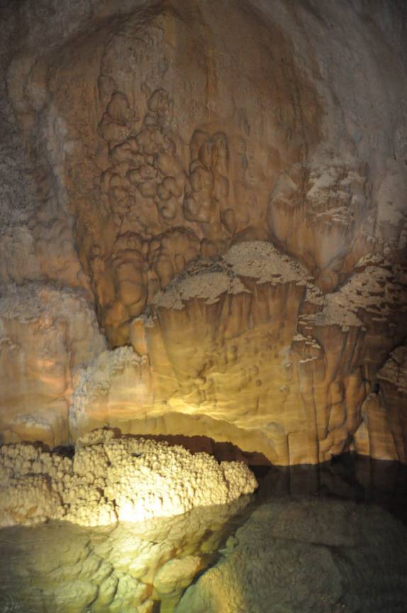 Formações de caverna no lago do Abismo de Anhumas, em Bonito, no Mato Grosso do Sul